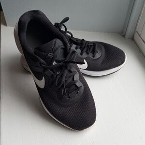 Nike Dual-Tone Black and White Running Shoes